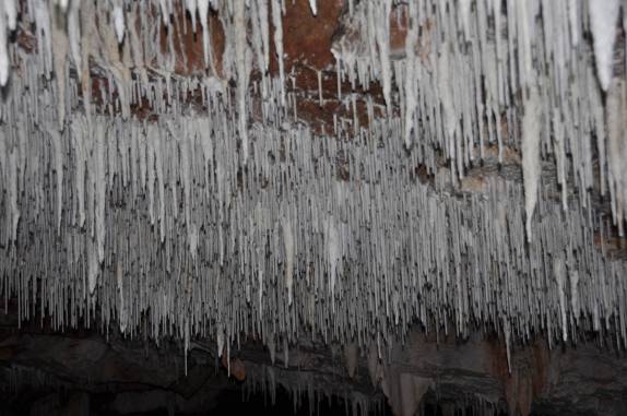 Teto repleto de estalactites, na Gruta das Rãs, em Aurora do Tocantins - TO